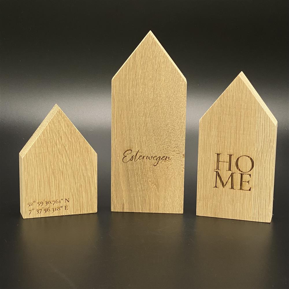 Charmantes Häuser-Set aus Holz mit drei unterschiedlich großen Häusern.
Personalisierbar mit Wunschort, Koordinaten und dem Schriftzug „Home“.
Perfektes Geschenk zum Einzug, Umzug oder als Einweihungsgeschenk.
Maße: Groß 20 x 8 cm, Mittel 16 x 8 cm, Klein 12 x 8 cm – handgefertigt und dekorativ.
Ein individuelles Dekorationsensemble, das Wärme und Persönlichkeit ins Zuhause bringt.