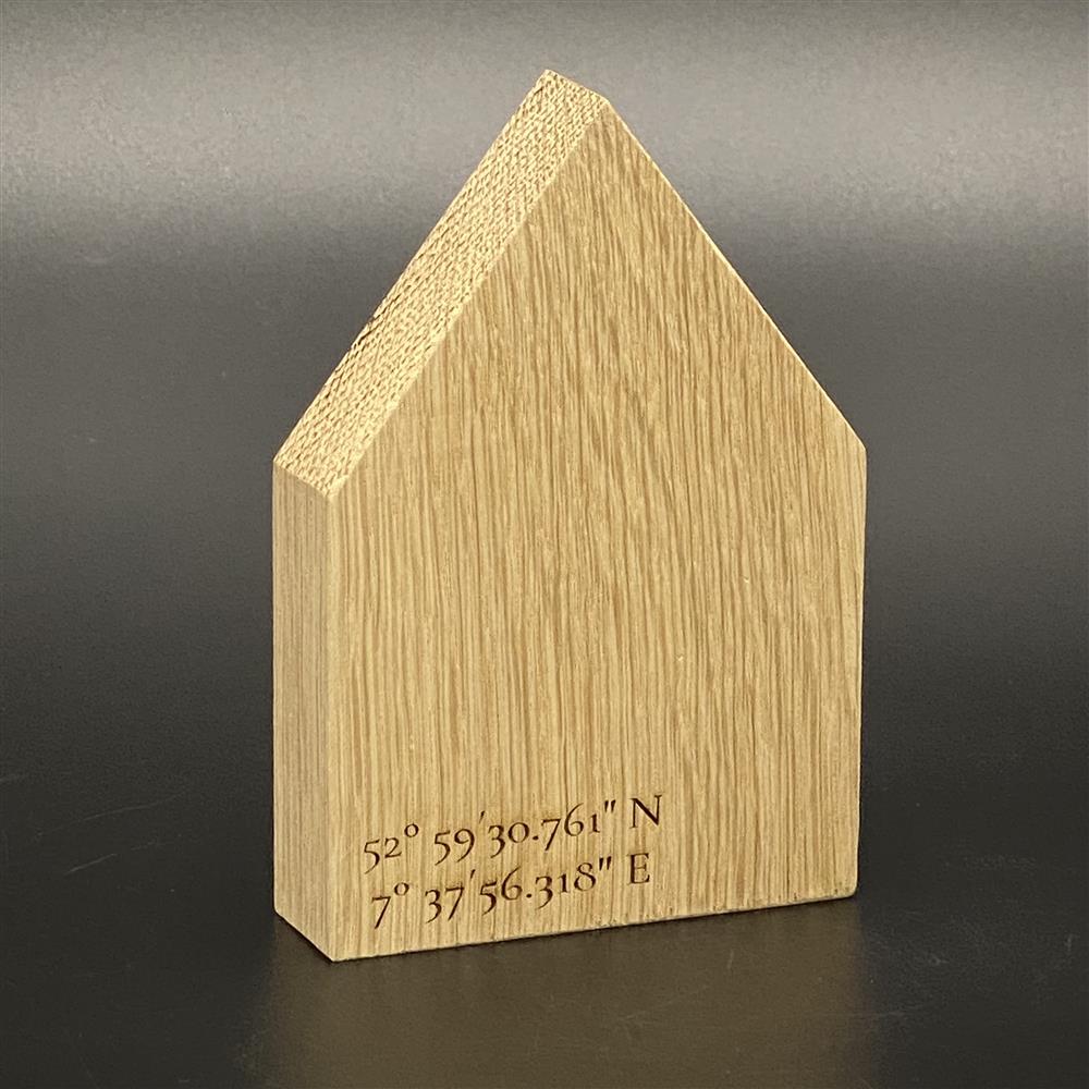 Charmantes Häuser-Set aus Holz mit drei unterschiedlich großen Häusern.
Personalisierbar mit Wunschort, Koordinaten und dem Schriftzug „Home“.
Perfektes Geschenk zum Einzug, Umzug oder als Einweihungsgeschenk.
Maße: Groß 20 x 8 cm, Mittel 16 x 8 cm, Klein 12 x 8 cm – handgefertigt und dekorativ.
Ein individuelles Dekorationsensemble, das Wärme und Persönlichkeit ins Zuhause bringt.