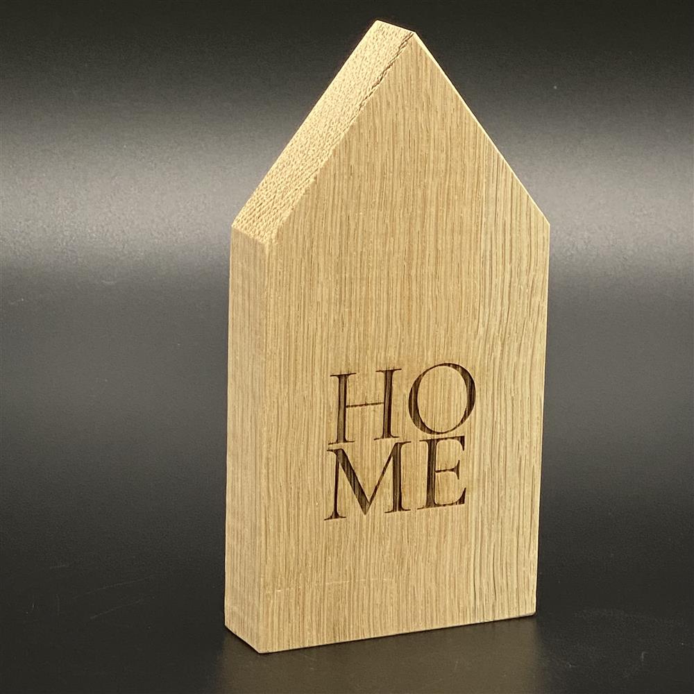 Häuser-Set aus Holz in drei Größen – jedes Haus mit einzigartiger Gravur.
Großes Haus mit Wunschort, mittleres mit „Home“, kleines mit Wunschkoordinaten.
Naturholz sorgt für warme Optik – leichte Farbabweichungen möglich.
Ideal für Regal, Fensterbank oder als stilvolle Dekoration im Wohnbereich.
Personalisierbares Geschenk für Freunde, Familie oder das neue Zuhause.