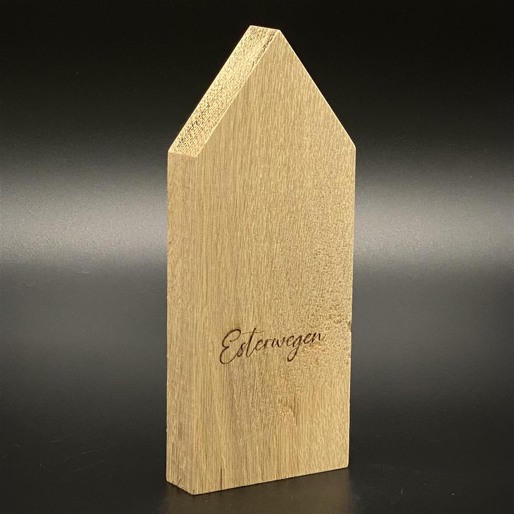 Häuser-Set aus Holz in drei Größen – jedes Haus mit einzigartiger Gravur.
Großes Haus mit Wunschort, mittleres mit „Home“, kleines mit Wunschkoordinaten.
Naturholz sorgt für warme Optik – leichte Farbabweichungen möglich.
Ideal für Regal, Fensterbank oder als stilvolle Dekoration im Wohnbereich.
Personalisierbares Geschenk für Freunde, Familie oder das neue Zuhause.