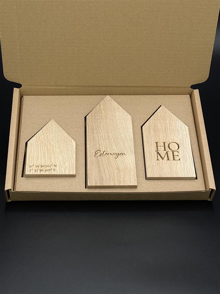 Hochwertiges Häuserset aus Holz – drei Häuser in harmonischem Ensemble.
Maße: Groß 20 x 8 cm, Mittel 16 x 8 cm, Klein 12 x 8 cm – stabil und handgefertigt.
Personalisierbar mit Wunschort, „Home“ und Wunschkoordinaten.
Perfektes Einweihungsgeschenk, zum Umzug oder als liebevolle Dekoration.
Jedes Stück ein Unikat – ein individuelles Geschenk mit persönlicher Note.