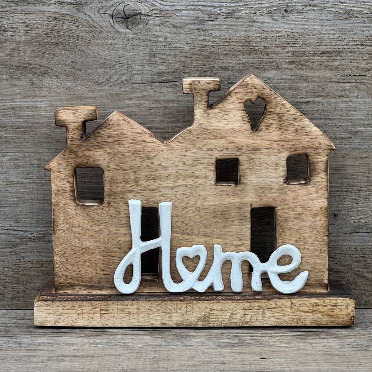 Haus aus Mangoholz mit dem Metall Schriftzug "Home" | personalisiert