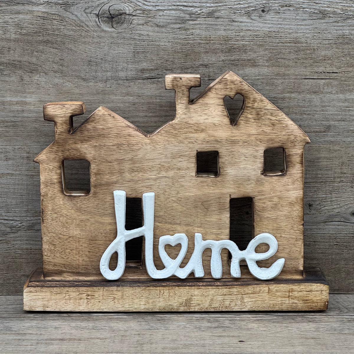 Haus aus Mangoholz mit dem Metall Schriftzug "Home" | personalisiert
