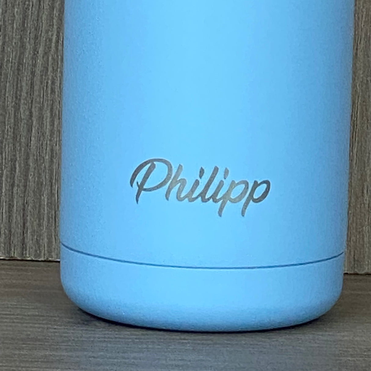 Die personalisierte Trinkflasche aus Edelstahl ist ideal als Geschenk für Freundinnen, Freunde oder Kinder – perfekt zu Geburtstagen, Weihnachten oder als kleine Aufmerksamkeit. Doppelwandig für langanhaltende Temperatur, Anti-Rutschboden für Stabilität und 340 ml Fassungsvermögen. Modernes Design in hellgrau, langlebig und praktisch. Ein hochwertiges, persönliches Präsent für jede Gelegenheit.
