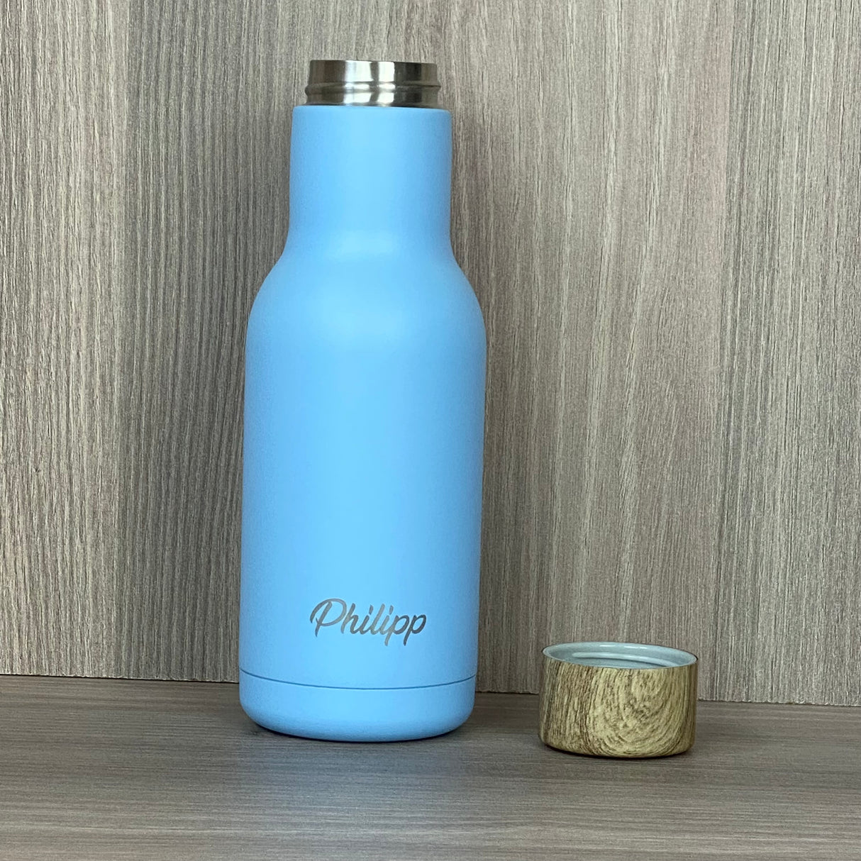 Diese stilvolle Edelstahl-Trinkflasche eignet sich auch als Geschenk für Kollegen, Mitarbeiter oder Teampartner. Doppelwandig, rostfrei und mit Anti-Rutschboden ausgestattet, hält sie Getränke lange auf Wunschtemperatur. Personalisierbar mit Wunschnamen, 340 ml Fassungsvermögen, robust und elegant. Ein praktisches, individuelles Geschenk für Alltag, Sport und Outdoor-Aktivitäten.