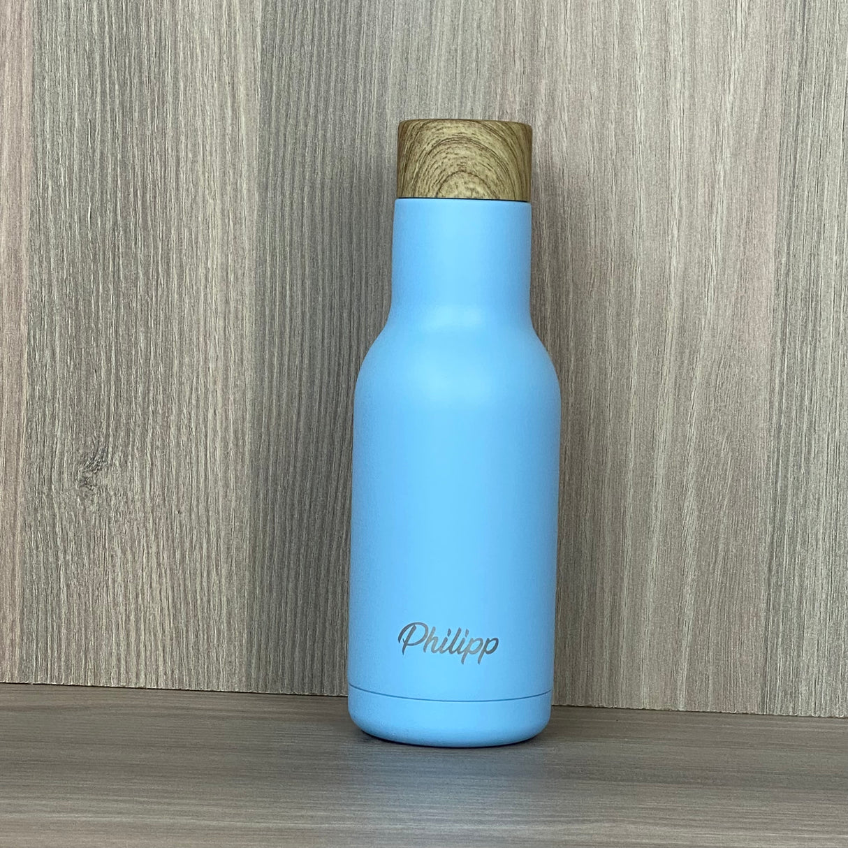 Diese stilvolle Edelstahl-Trinkflasche eignet sich auch als Geschenk für Kollegen, Mitarbeiter oder Teampartner. Doppelwandig, rostfrei und mit Anti-Rutschboden ausgestattet, hält sie Getränke lange auf Wunschtemperatur. Personalisierbar mit Wunschnamen, 340 ml Fassungsvermögen, robust und elegant. Ein praktisches, individuelles Geschenk für Alltag, Sport und Outdoor-Aktivitäten.