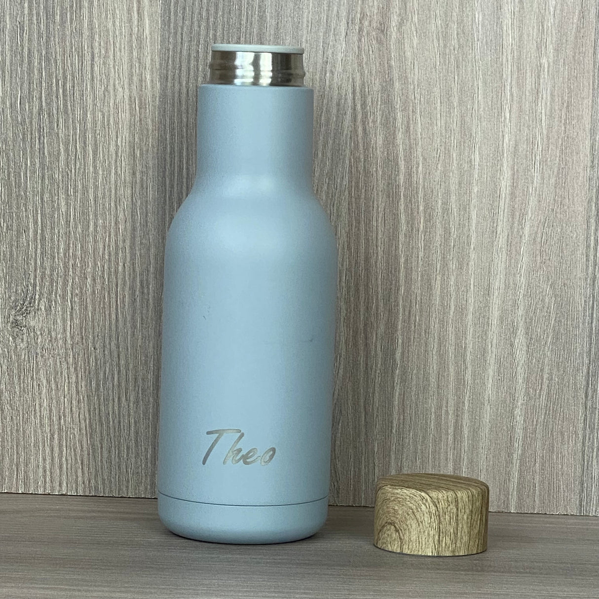 Diese stilvolle Edelstahl-Trinkflasche eignet sich auch als Geschenk für Kollegen, Mitarbeiter oder Teampartner. Doppelwandig, rostfrei und mit Anti-Rutschboden ausgestattet, hält sie Getränke lange auf Wunschtemperatur. Personalisierbar mit Wunschnamen, 340 ml Fassungsvermögen, robust und elegant. Ein praktisches, individuelles Geschenk für Alltag, Sport und Outdoor-Aktivitäten.
