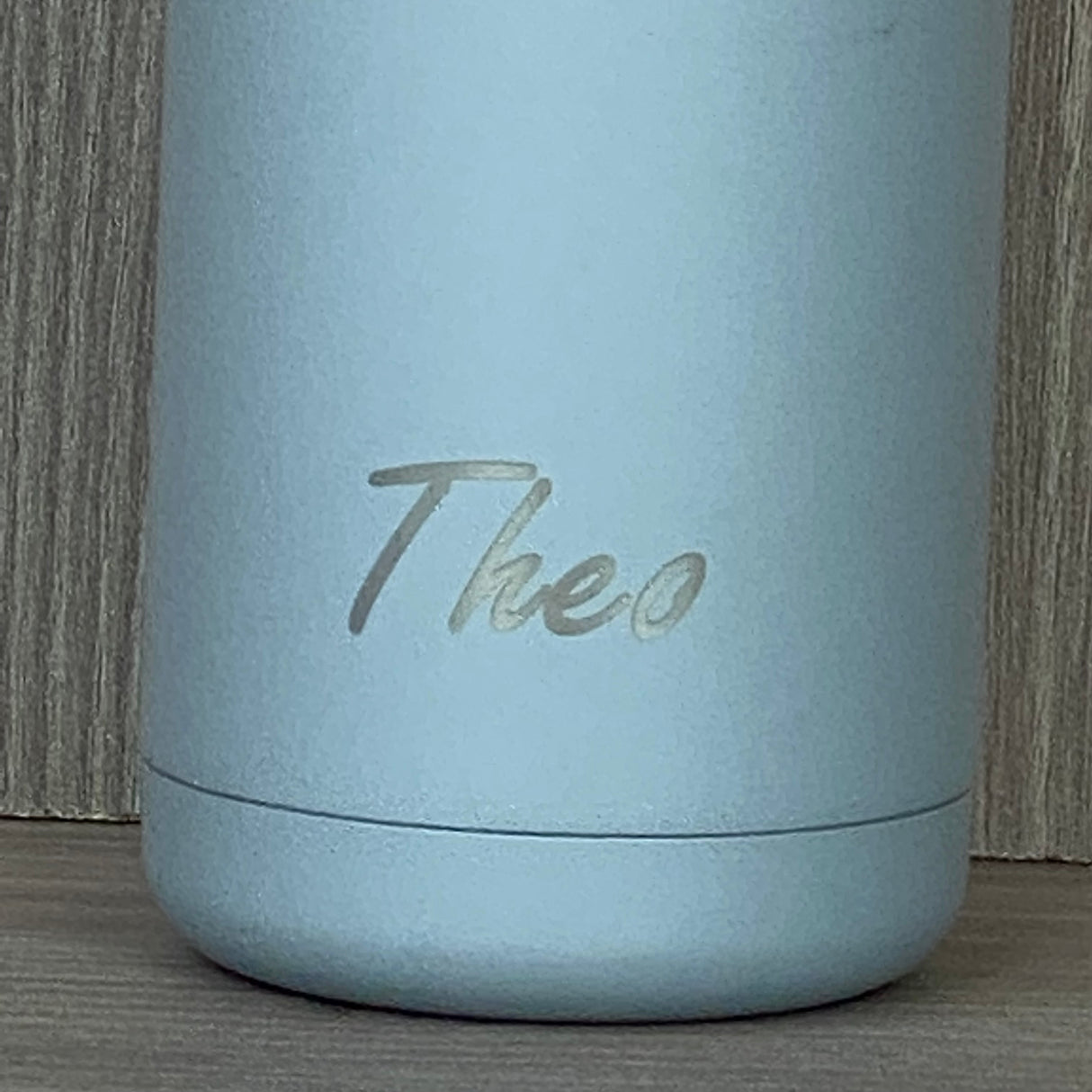 Die personalisierte Trinkflasche aus Edelstahl ist ideal als Geschenk für Freundinnen, Freunde oder Kinder – perfekt zu Geburtstagen, Weihnachten oder als kleine Aufmerksamkeit. Doppelwandig für langanhaltende Temperatur, Anti-Rutschboden für Stabilität und 340 ml Fassungsvermögen. Modernes Design in hellgrau, langlebig und praktisch. Ein hochwertiges, persönliches Präsent für jede Gelegenheit.