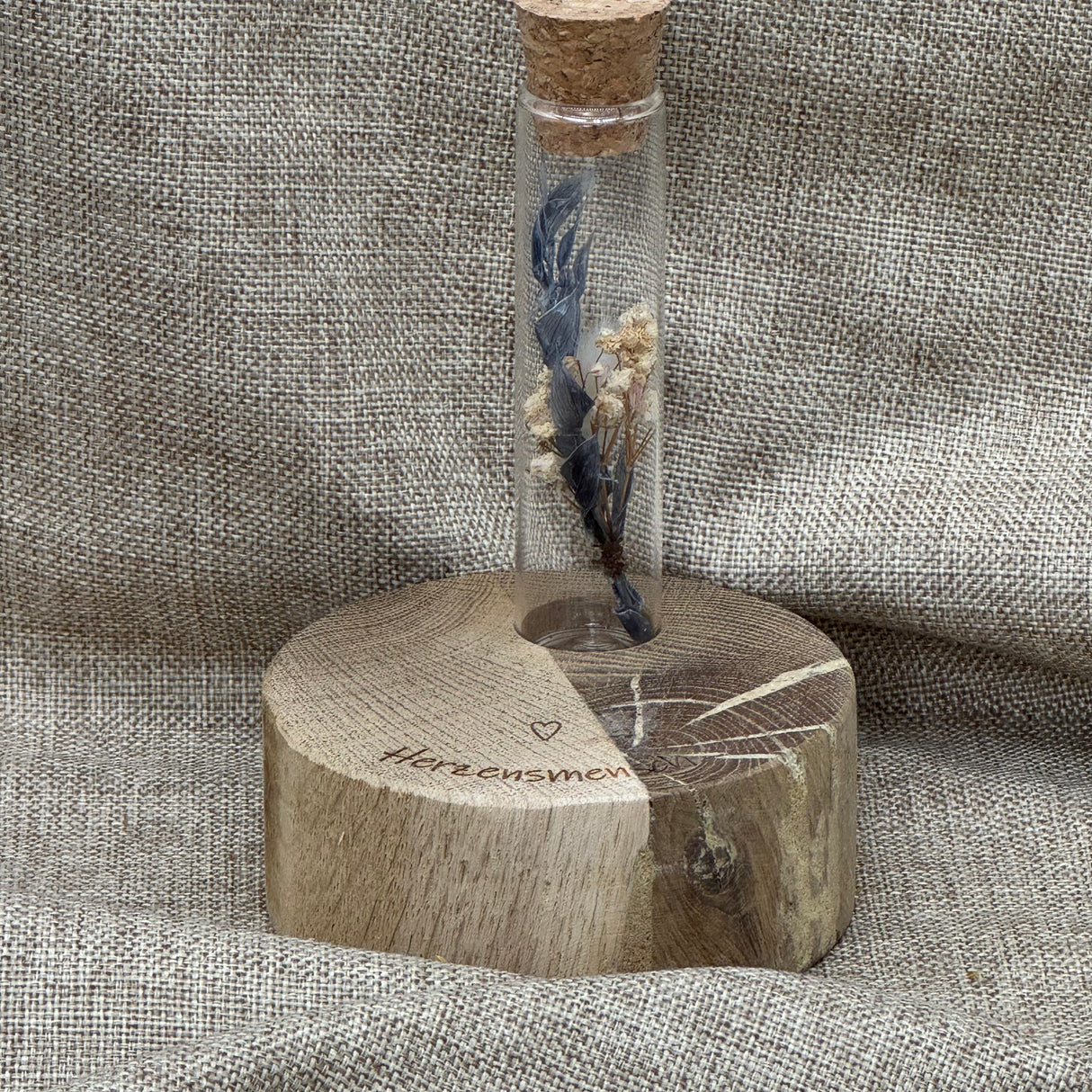 Holzblock Vase mit Reagenzglas, Gravur Herzensmensch und Blumen