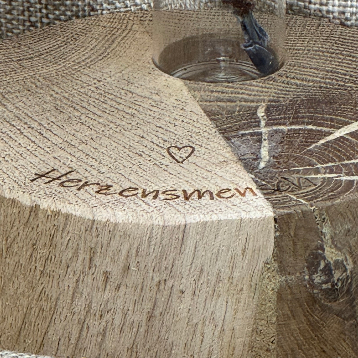 Holzblock Vase mit Reagenzglas, Gravur Herzensmensch und Blumen