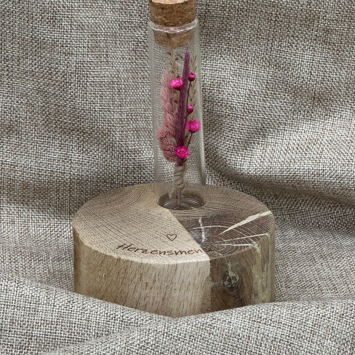 Holzblock Vase mit Reagenzglas, Gravur Herzensmensch und Blumen