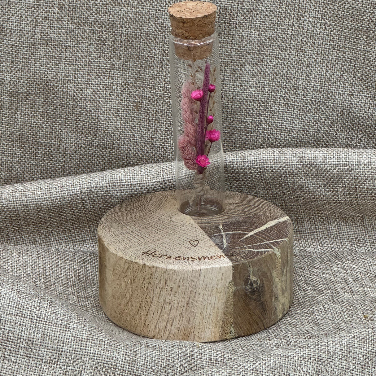 Holzblock Vase mit Reagenzglas, Gravur Herzensmensch und Blumen
