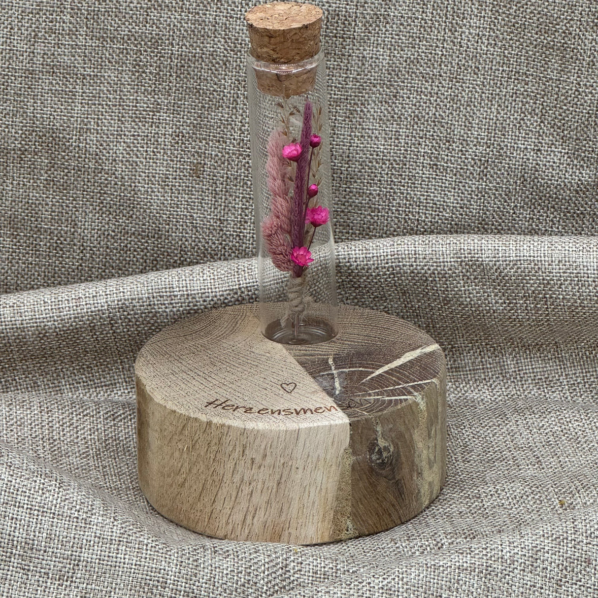 Holzblock Vase mit Reagenzglas, Gravur Herzensmensch und Blumen