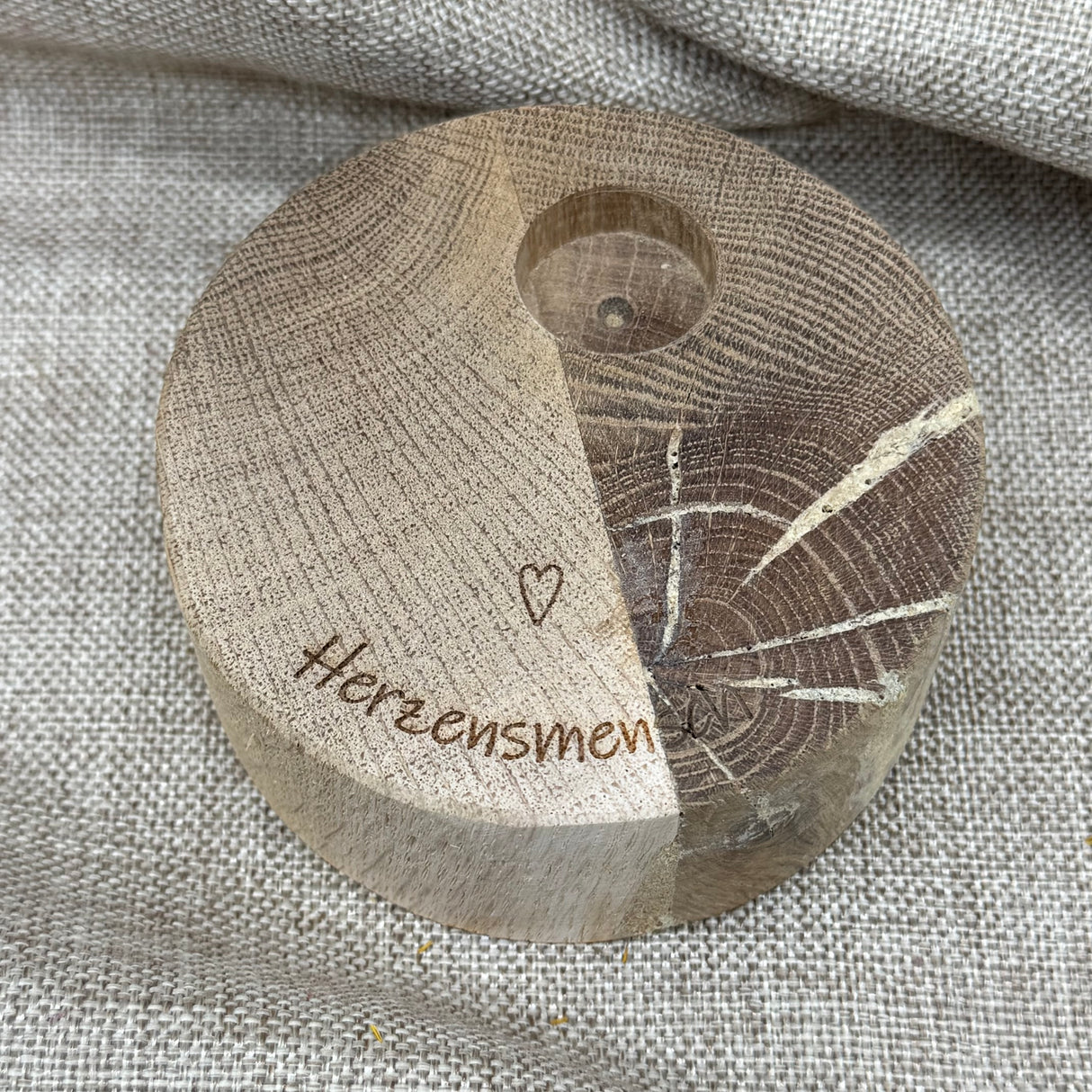 Holzblock Vase mit Reagenzglas, Gravur Herzensmensch und Blumen