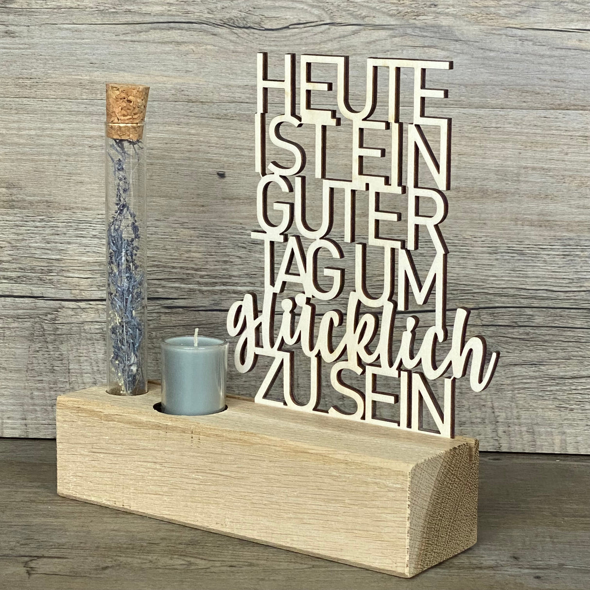 Deko Aufsteller Deluxe „Heute ist ein guter Tag um glücklich zu sein“ – das perfekte Geschenk für deine Lieblingsmenschen.
Hochwertiger Aufsteller aus Eichenholz mit Schriftzug aus 3 mm Pappelholz.
Inklusive Reagenzglas mit Trockenblumen und Kerze – wählbar in Blau oder Rot.
Maße: Aufsteller ca. 20 x 6 x 5 cm, Geschenkverpackung ca. 25 x 20 x 7 cm.
Personalisierbar mit Namen, Daten oder Koordinaten für ein einzigartiges Unikat.