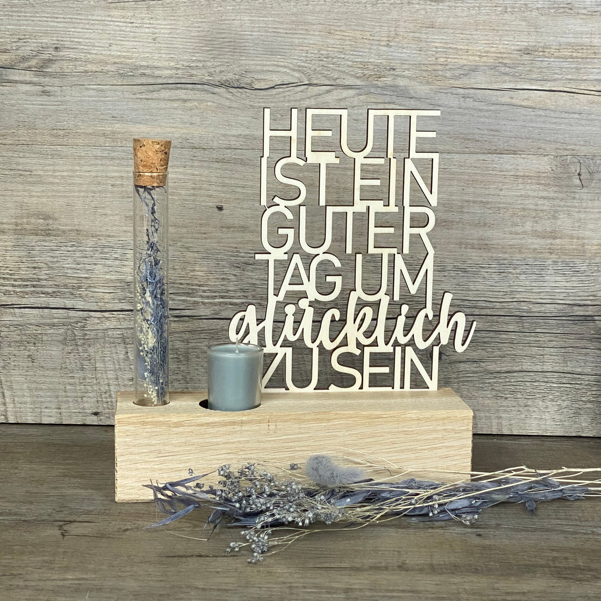 Verschenke Freude mit dem Deko Aufsteller Deluxe „Heute ist ein guter Tag um glücklich zu sein“.
Gefertigt aus hochwertigem Eichenholz, Schriftzug aus Pappelholz, inklusive Reagenzglas mit Trockenblumen und Kerze.
Größe Aufsteller: ca. 20 x 6 x 5 cm, Schriftzug ca. 15 x 18 cm, Geschenkverpackung ca. 25 x 20 x 7 cm.
Trockenblumen und Kerze in Blau oder Rot erhältlich – Naturprodukt, Abweichungen möglich.
Personalisierbar mit Namen, Datum oder Koordinaten – ein individuelles Geschenk für jeden Anlass.