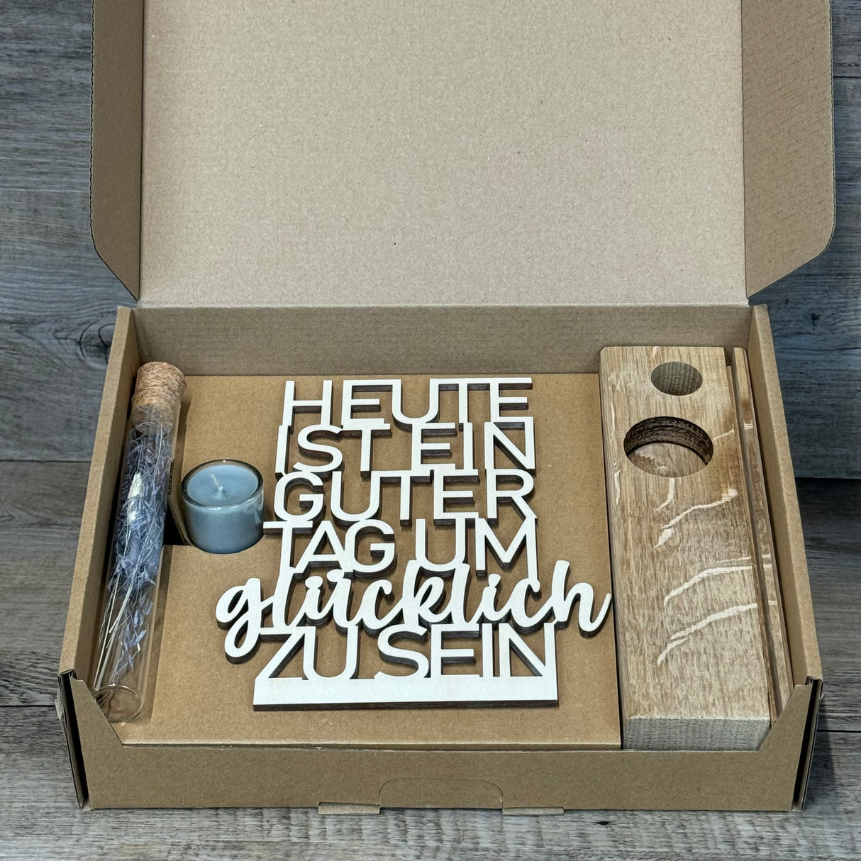 Der Deko Aufsteller Deluxe „Heute ist ein guter Tag um glücklich zu sein“ ist ein wunderschöner Blickfang für jede Wohnung.
Aus Eichenholz gefertigt, Schriftzug aus 3 mm Pappelholz, mit Reagenzglas voller Trockenblumen und Kerze.
Maße: ca. 20 x 6 x 5 cm, Geschenkverpackung ca. 25 x 20 x 7 cm, Trockenblumen und Kerze wählbar in Blau oder Rot.
Personalisierbar mit Namen, Daten oder Koordinaten für ein einzigartiges, persönliches Geschenk.
Perfekt als Geburtstags-, Hochzeits- oder Verlobungsgeschenk fü