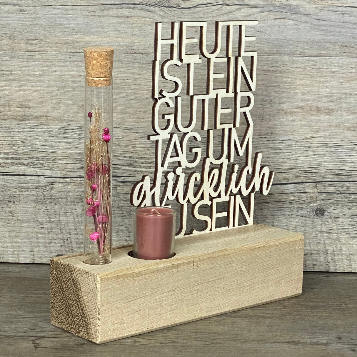 Verschenke Freude mit dem Deko Aufsteller Deluxe „Heute ist ein guter Tag um glücklich zu sein“.
Gefertigt aus hochwertigem Eichenholz, Schriftzug aus Pappelholz, inklusive Reagenzglas mit Trockenblumen und Kerze.
Größe Aufsteller: ca. 20 x 6 x 5 cm, Schriftzug ca. 15 x 18 cm, Geschenkverpackung ca. 25 x 20 x 7 cm.
Trockenblumen und Kerze in Blau oder Rot erhältlich – Naturprodukt, Abweichungen möglich.
Personalisierbar mit Namen, Datum oder Koordinaten – ein individuelles Geschenk für jeden Anlass.