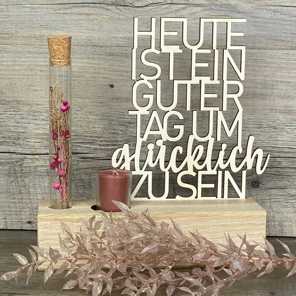 Verschenke Freude mit dem Deko Aufsteller Deluxe „Heute ist ein guter Tag um glücklich zu sein“.
Gefertigt aus hochwertigem Eichenholz, Schriftzug aus Pappelholz, inklusive Reagenzglas mit Trockenblumen und Kerze.
Größe Aufsteller: ca. 20 x 6 x 5 cm, Schriftzug ca. 15 x 18 cm, Geschenkverpackung ca. 25 x 20 x 7 cm.
Trockenblumen und Kerze in Blau oder Rot erhältlich – Naturprodukt, Abweichungen möglich.
Personalisierbar mit Namen, Datum oder Koordinaten – ein individuelles Geschenk für jeden Anlass.