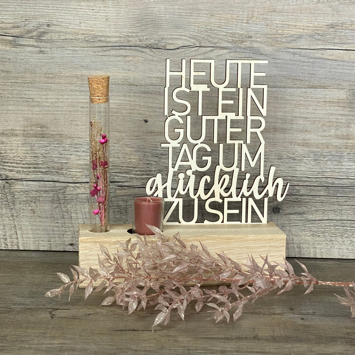 Der Deko Aufsteller Deluxe „Heute ist ein guter Tag um glücklich zu sein“ ist ein wunderschöner Blickfang für jede Wohnung.
Aus Eichenholz gefertigt, Schriftzug aus 3 mm Pappelholz, mit Reagenzglas voller Trockenblumen und Kerze.
Maße: ca. 20 x 6 x 5 cm, Geschenkverpackung ca. 25 x 20 x 7 cm, Trockenblumen und Kerze wählbar in Blau oder Rot.
Personalisierbar mit Namen, Daten oder Koordinaten für ein einzigartiges, persönliches Geschenk.
Perfekt als Geburtstags-, Hochzeits- oder Verlobungsgeschenk fü