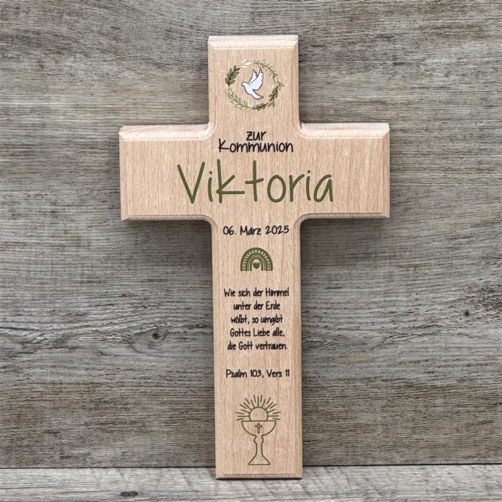 Dieses personalisierte Holzkreuz mit Taube und Blätterkranz ist ein liebevolles Geschenk zur Erstkommunion für Kinder oder Enkel. Mit Name und Datum graviert erinnert es an diesen besonderen Tag und Gottes Segen. Der Bibelvers Psalm 103, Vers 11 und die symbolische Taube im Blätterkranz machen es zu einem bedeutungsvollen Andenken. Hochwertiges Holz sorgt für Wärme und natürliche Eleganz. Ideal von Eltern, Großeltern oder Paten verschenkt.