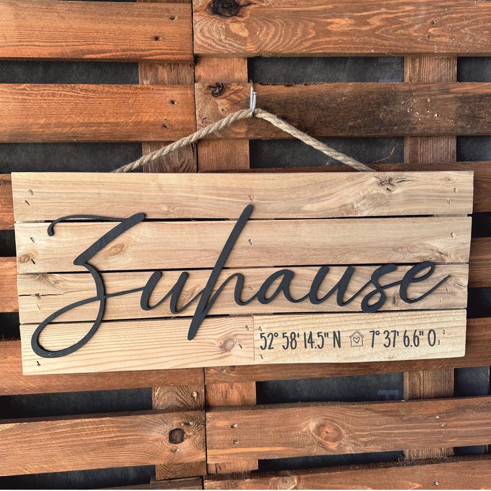 Dieses personalisierte Holzschild „Zuhause“ mit Koordinaten ist ein einzigartiges Highlight für dein Heim. Der 3D-Schriftzug aus 4 mm Pappelholz sorgt für stilvolle Optik, Maße ca. 63 x 40 cm. Individuell mit den Koordinaten deines Wunschortes gestaltet, wird es zu einem persönlichen und besonderen Geschenk. Ideal für Eingangsbereich, Wohnraum oder Terrasse. Perfekt zum Einzug, Umzug oder als liebevolle Überraschung für Familie und Freunde.