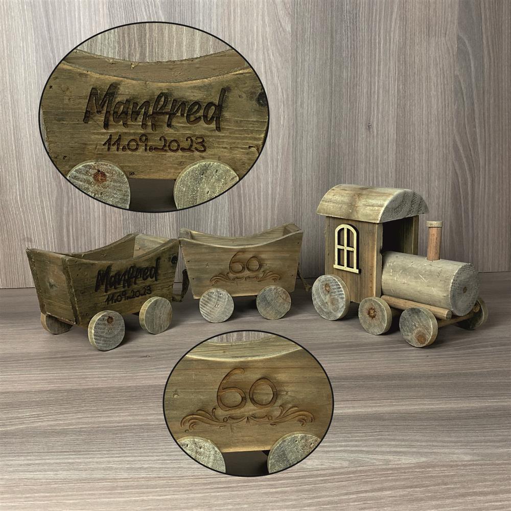 Dieser rustikale Holzzug aus Treibholz ist ein einzigartiges Geschenk für runde Geburtstage.
Die Wagen können mit Namen, Daten oder Koordinaten personalisiert werden.
Gefertigt aus hochwertigem Treibholz in stabiler Ausführung.
Ein dekorativer Hingucker für Zuhause oder als bleibende Erinnerung.
Ein handgefertigtes Unikat voller Charme und Persönlichkeit.
