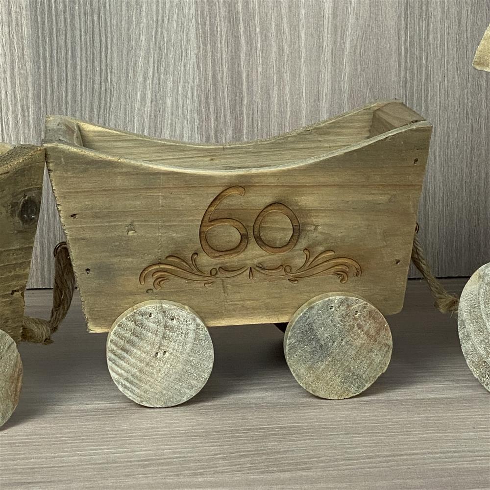 Dieser rustikale Holzzug aus Treibholz ist ein einzigartiges Geschenk für runde Geburtstage.
Die Wagen können mit Namen, Daten oder Koordinaten personalisiert werden.
Gefertigt aus hochwertigem Treibholz in stabiler Ausführung.
Ein dekorativer Hingucker für Zuhause oder als bleibende Erinnerung.
Ein handgefertigtes Unikat voller Charme und Persönlichkeit.