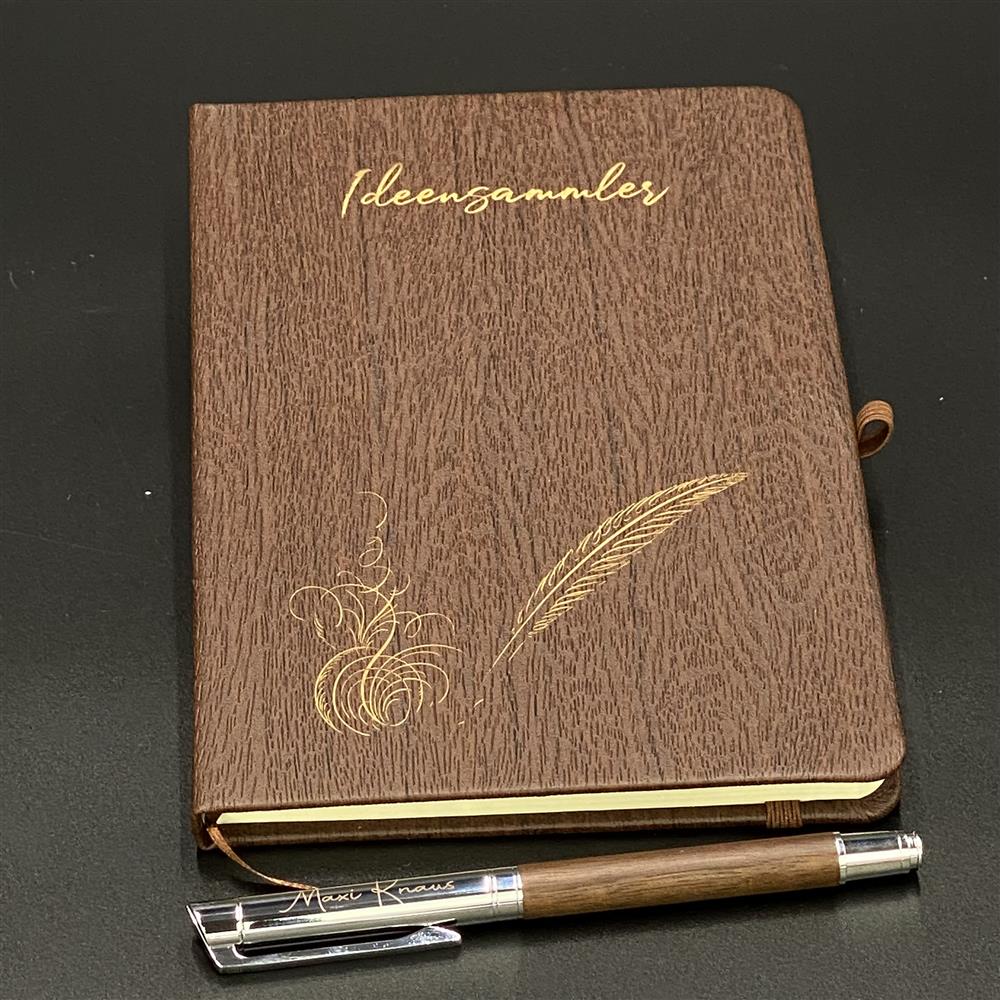 Dieses personalisierte Notizbuch „Ideensammler“ aus Nussbaumholz mit blauer Lasergravur ist perfekt für kreative Köpfe. Liniert, 80 Seiten, inklusive hochwertigem Rollerball von Senator. Mit individuellem Namen personalisiert, wird es zu einem einzigartigen Begleiter für Ideen, Gedanken oder Skizzen. Ideal als Geschenk für Freunde, Familie oder Kollegen, die Inspiration lieben. Stilvoll, praktisch und persönlich zugleich.
