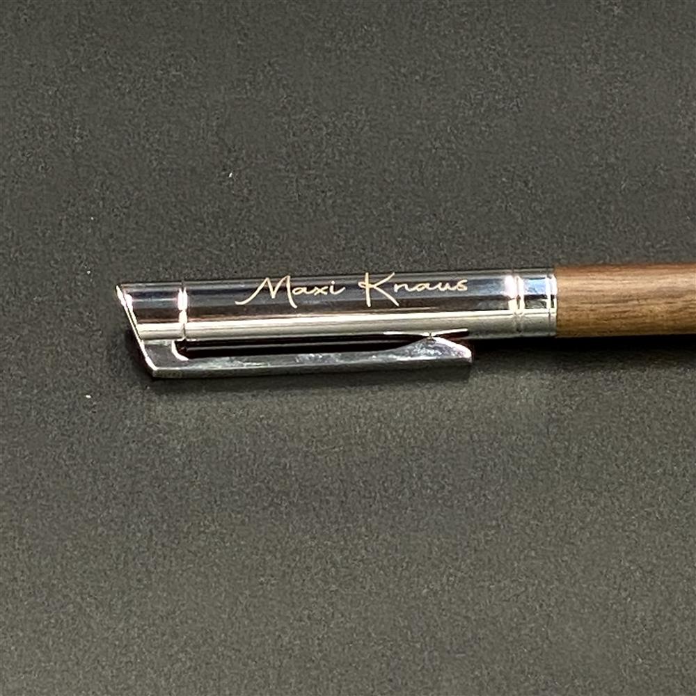 Das Notizbuch „Ideensammler“ mit personalisierbarer Gravur ist ein elegantes Schreibset aus Metall und Nussbaumholz. Liniert, 80 Seiten, inklusive hochwertigem Rollerball. Mit Wunschnamen versehen, eignet es sich perfekt als Geschenk für Studenten, Kreative oder Berufstätige. Ein stilvolles und persönliches Accessoire für Notizen, Gedanken oder Skizzen. Praktisch und edel zugleich.