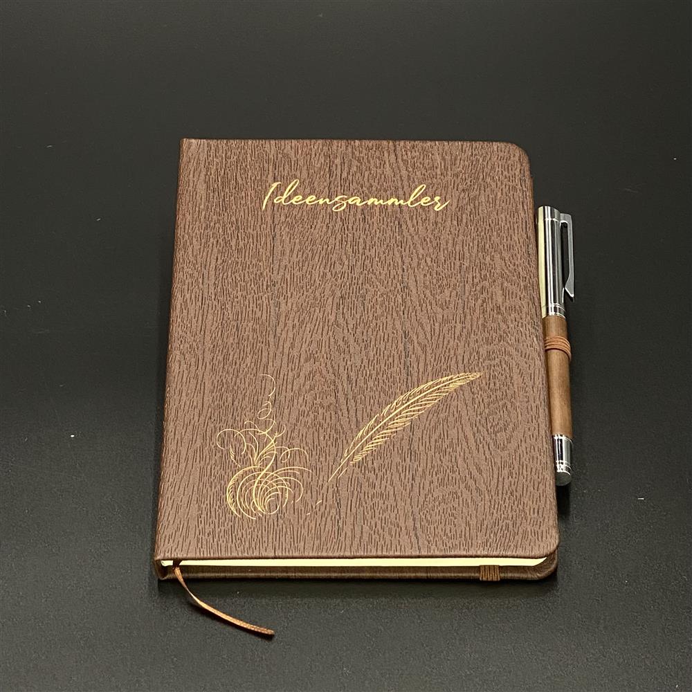 Dieses edle Notizbuch „Ideensammler“ kombiniert Nussbaumholz und Metall mit blauer Lasergravur. Liniert, 80 Seiten, inklusive hochwertigem Senator-Rollerball, personalisierbar mit Ihrem Namen. Perfekt für kreative Notizen, To-do-Listen oder als Inspirationsbuch. Ein hochwertiges und persönliches Geschenk für Freunde, Familie oder Kollegen. Stilvoll, praktisch und individuell.