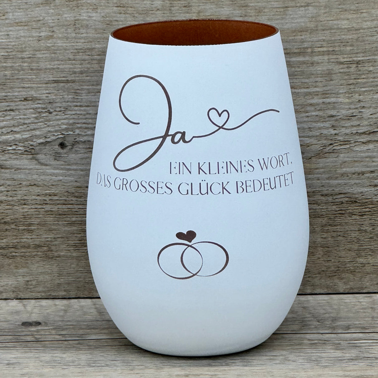 eko Light „Ja, ein kleines Wort das grosses Glück bedeutet“ – romantisches Hochzeitsgeschenk.
Windlicht mit emotionaler Botschaft, personalisierbar mit Namen, Daten oder Koordinaten.
Perfekt als Geschenk zur Hochzeit, zum Hochzeitstag oder zur Silber-/Goldhochzeit.
Symbolisiert Liebe, Verbundenheit und unvergessliche Momente im Leben.
Ein stilvolles, persönliches Geschenk für Brautpaare, Partner oder Liebende.