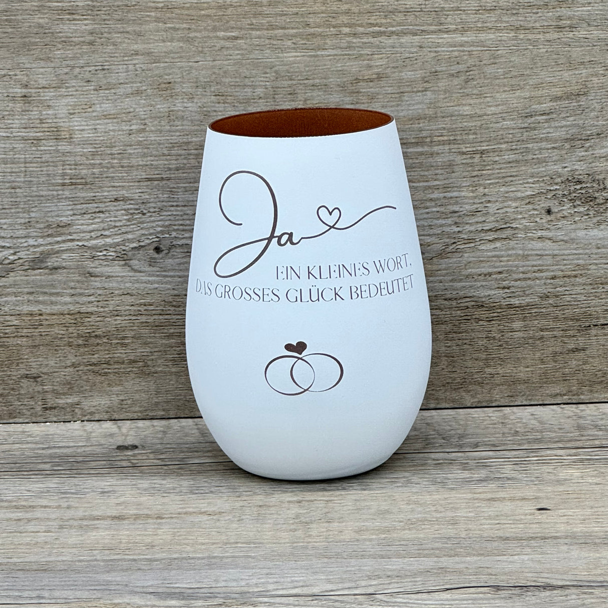 eko Light „Ja, ein kleines Wort das grosses Glück bedeutet“ – romantisches Hochzeitsgeschenk.
Windlicht mit emotionaler Botschaft, personalisierbar mit Namen, Daten oder Koordinaten.
Perfekt als Geschenk zur Hochzeit, zum Hochzeitstag oder zur Silber-/Goldhochzeit.
Symbolisiert Liebe, Verbundenheit und unvergessliche Momente im Leben.
Ein stilvolles, persönliches Geschenk für Brautpaare, Partner oder Liebende.