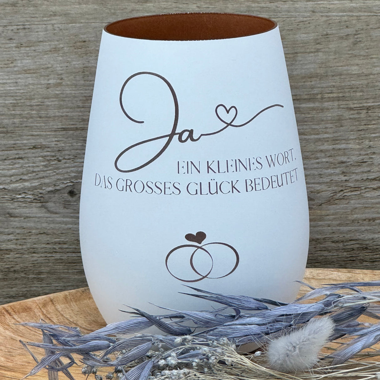 Personalisierbares Deko Light „Ja, ein kleines Wort das grosses Glück bedeutet“ – Geschenkidee zur Hochzeit.
Charmantes Windlicht mit liebevoller Lasergravur, ideal für Braut, Bräutigam oder Ehepaare.
Hochzeitsgeschenk, Geschenk zum Jahrestag oder zur Goldenen/Silbernen Hochzeit.
Dekoratives und emotionales Highlight für Zuhause, das Liebe und Glück symbolisiert.
Individuell, einzigartig und stilvoll – Freude und Erinnerung schenken.