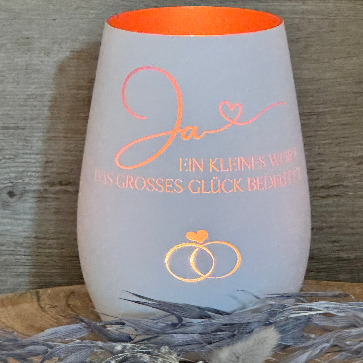 Personalisierbares Deko Light „Ja, ein kleines Wort das grosses Glück bedeutet“ – Geschenkidee zur Hochzeit.
Charmantes Windlicht mit liebevoller Lasergravur, ideal für Braut, Bräutigam oder Ehepaare.
Hochzeitsgeschenk, Geschenk zum Jahrestag oder zur Goldenen/Silbernen Hochzeit.
Dekoratives und emotionales Highlight für Zuhause, das Liebe und Glück symbolisiert.
Individuell, einzigartig und stilvoll – Freude und Erinnerung schenken.