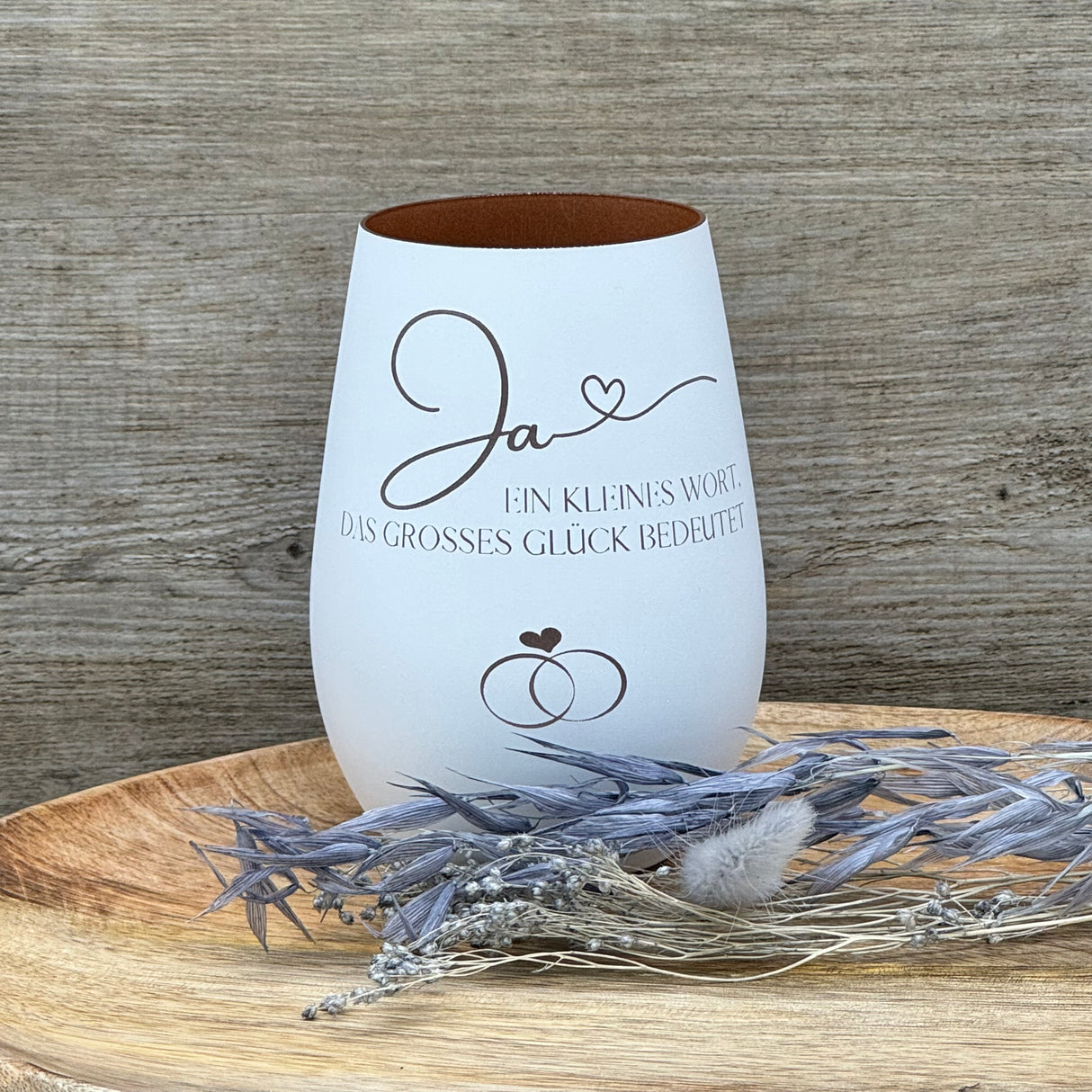 Personalisierbares Deko Light „Ja, ein kleines Wort das grosses Glück bedeutet“ – Geschenkidee zur Hochzeit.
Charmantes Windlicht mit liebevoller Lasergravur, ideal für Braut, Bräutigam oder Ehepaare.
Hochzeitsgeschenk, Geschenk zum Jahrestag oder zur Goldenen/Silbernen Hochzeit.
Dekoratives und emotionales Highlight für Zuhause, das Liebe und Glück symbolisiert.
Individuell, einzigartig und stilvoll – Freude und Erinnerung schenken.