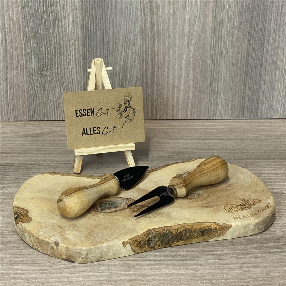 Dieses Käsebrett aus Olivenholz vereint Stil und Funktionalität: ca. 30 x 15–18 x 2 cm, inklusive Messer und Gabel aus Olivenholz (je ca. 15 cm). Mit Lasergravur „cheese and wine“ und personalisiertem Namen wird es zu einem individuellen Highlight. Ideal als Geschenk für Käse- und Weinliebhaber, für Familie oder Freunde. Ein hochwertiges und persönliches Set für jede Gelegenheit.