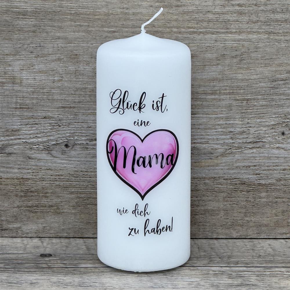 Diese Stumpenkerze „Glück ist eine Mama wie dich zu haben“ ist ein liebevolles Geschenk für jede Mutter. Weiße Kerze, Höhe 150 mm, Ø 60 mm, mit hochwertigem Aufdruck – stilvoll und emotional. Perfekt zum Muttertag, Geburtstag oder als kleine Aufmerksamkeit zwischendurch. Optional mit passendem Holz-Kerzenteller für eine stilvolle Präsentation. Wärme und Liebe in einem Geschenk vereint.