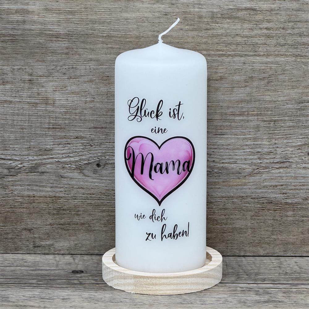 Diese Stumpenkerze „Glück ist eine Mama wie dich zu haben“ ist ein liebevolles Geschenk für jede Mutter. Weiße Kerze, Höhe 150 mm, Ø 60 mm, mit hochwertigem Aufdruck – stilvoll und emotional. Perfekt zum Muttertag, Geburtstag oder als kleine Aufmerksamkeit zwischendurch. Optional mit passendem Holz-Kerzenteller für eine stilvolle Präsentation. Wärme und Liebe in einem Geschenk vereint.