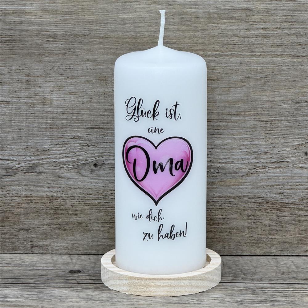 Diese Stumpenkerze „Glück ist eine Oma wie dich zu haben“ ist ein liebevolles Geschenk für Großmütter. Weiße Kerze, Höhe 150 mm, Ø 60 mm, mit hochwertigem Aufdruck – stilvoll und emotional. Perfekt zum Muttertag, Geburtstag oder einfach als kleine Aufmerksamkeit zwischendurch. Optional mit passendem Holz-Kerzenteller für eine elegante Präsentation. Wärme und Liebe in einem besonderen Geschenk vereint.