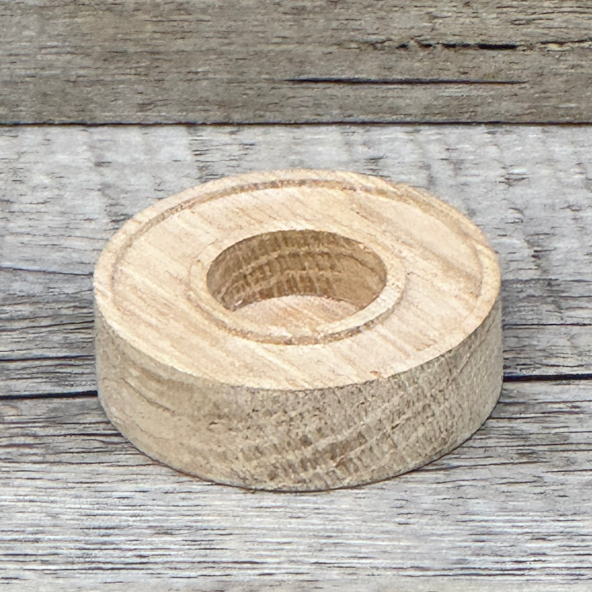 Dieses „Gedenklicht“ eignet sich als Mitbringsel oder Give-away für Familie, Freunde oder Gemeindemitglieder in Momenten des Abschieds. Die weiße Stabkerze mit schwarzem Kreuz symbolisiert stille Anteilnahme und Erinnerung. Optional mit Holzkerzenständer und stabiler Geschenkverpackung kombinierbar. Ein kleines, persönliches Präsent, das Trost und Wertschätzung ausdrückt. Ein stiller Begleiter für besinnliche Momente.