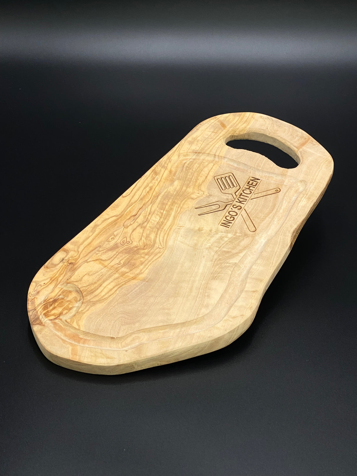 Dieses hochwertige Steak- und Servierbrett aus Olivenholz eignet sich auch hervorragend als Firmen- oder Eventgeschenk für Hobbyköche, Grillclubs oder Gastgeber. Die robuste Verarbeitung, praktische Saftrille und optional personalisierte Gravur machen es zu einem besonderen Präsent. Elegantes, langlebiges Brett, das in jeder Küche Freude bereitet. Funktionalität trifft auf Individualität.