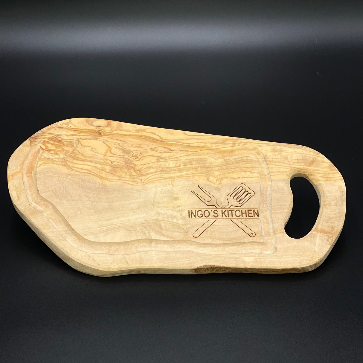 Dieses hochwertige Steak- und Servierbrett aus Olivenholz eignet sich auch hervorragend als Firmen- oder Eventgeschenk für Hobbyköche, Grillclubs oder Gastgeber. Die robuste Verarbeitung, praktische Saftrille und optional personalisierte Gravur machen es zu einem besonderen Präsent. Elegantes, langlebiges Brett, das in jeder Küche Freude bereitet. Funktionalität trifft auf Individualität.