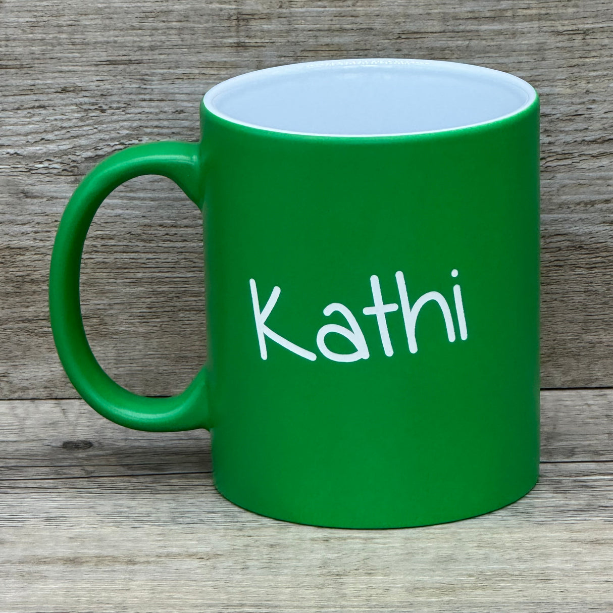 Die Keramik-Tasse mit personalisierbarer Gravur ist eine stilvolle und praktische Wertschätzung für Pädagoginnen und Pädagogen. Vorderseite mit dem Spruch „Kleine Menschen brauchen große Herzen – wie Deins“, Rückseite optional mit individuellem Namen. Fassungsvermögen 350 ml, in 6 Farben erhältlich, angenehm in der Hand. Ein liebevolles Geschenk für Abschied, Dank oder einfach zwischendurch.