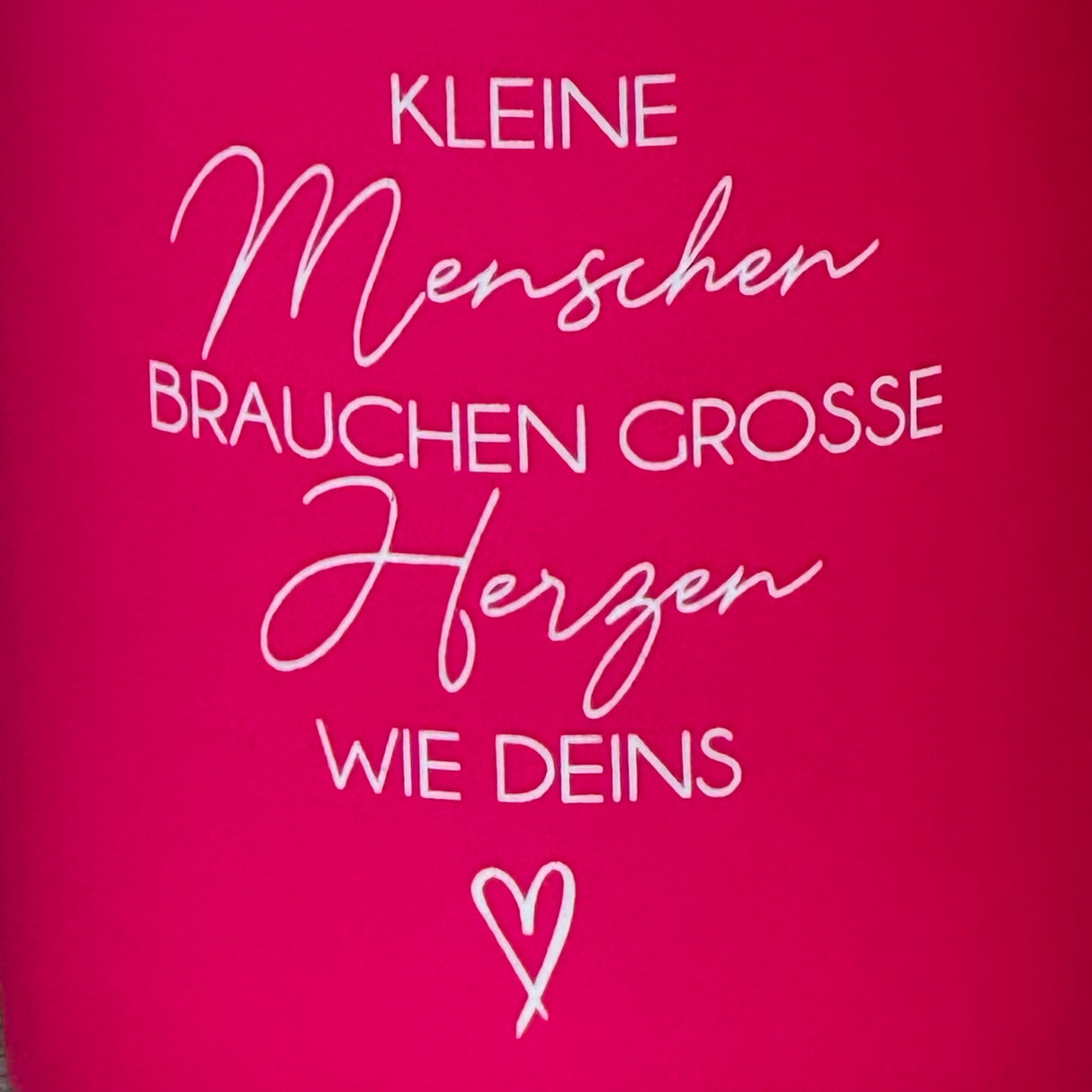 Die Keramik-Tasse mit personalisierbarer Gravur ist eine stilvolle und praktische Wertschätzung für Pädagoginnen und Pädagogen. Vorderseite mit dem Spruch „Kleine Menschen brauchen große Herzen – wie Deins“, Rückseite optional mit individuellem Namen. Fassungsvermögen 350 ml, in 6 Farben erhältlich, angenehm in der Hand. Ein liebevolles Geschenk für Abschied, Dank oder einfach zwischendurch.