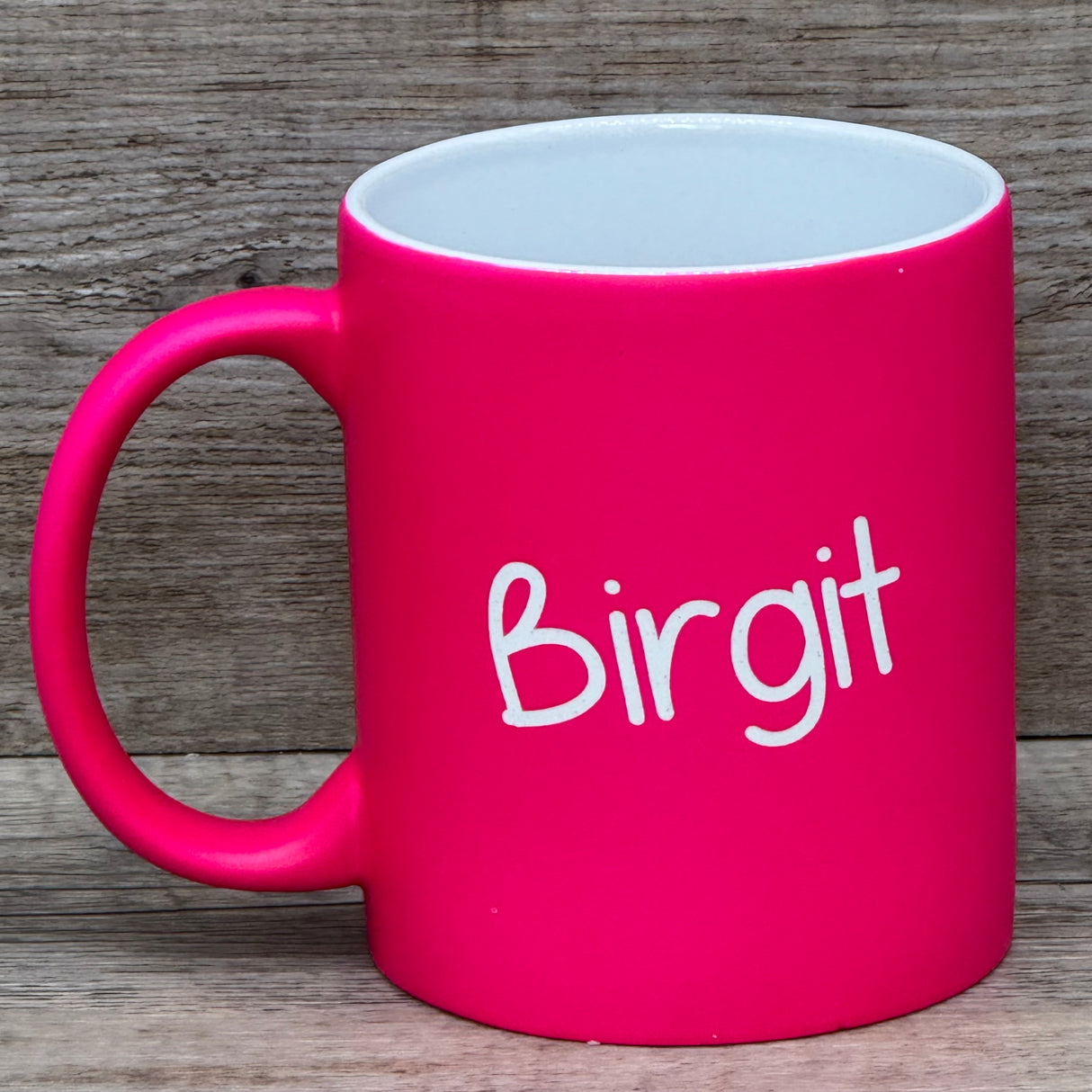 Die Keramik-Tasse mit personalisierbarer Gravur ist eine stilvolle und praktische Wertschätzung für Pädagoginnen und Pädagogen. Vorderseite mit dem Spruch „Kleine Menschen brauchen große Herzen – wie Deins“, Rückseite optional mit individuellem Namen. Fassungsvermögen 350 ml, in 6 Farben erhältlich, angenehm in der Hand. Ein liebevolles Geschenk für Abschied, Dank oder einfach zwischendurch.
