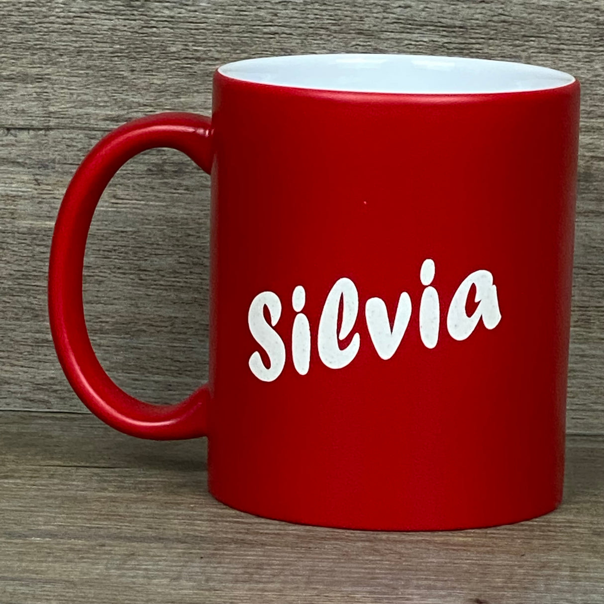 Dieses personalisierte Keramik-Set ist ein besonderes Geschenk für Erzieherinnen und Erzieher. Mit Lasergravur „Kleine Menschen brauchen große Herzen – wie Deins“ auf der Vorderseite und Wunschname auf der Rückseite wird die Tasse zu einem einzigartigen Andenken. 350 ml, ca. Ø 8,2 × 9,6 cm, spülmaschinengeeignet. Perfekt zum Abschied aus der Kita, als Dankeschön oder kleine Aufmerksamkeit für den Alltag.