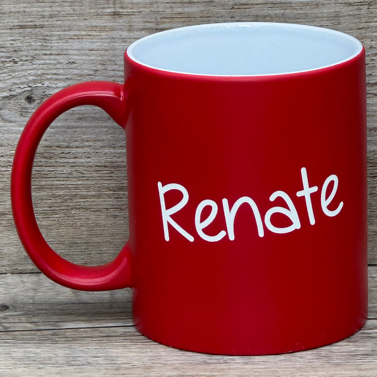 Dieses personalisierte Keramik-Set ist ein besonderes Geschenk für Erzieherinnen und Erzieher. Mit Lasergravur „Kleine Menschen brauchen große Herzen – wie Deins“ auf der Vorderseite und Wunschname auf der Rückseite wird die Tasse zu einem einzigartigen Andenken. 350 ml, ca. Ø 8,2 × 9,6 cm, spülmaschinengeeignet. Perfekt zum Abschied aus der Kita, als Dankeschön oder kleine Aufmerksamkeit für den Alltag.