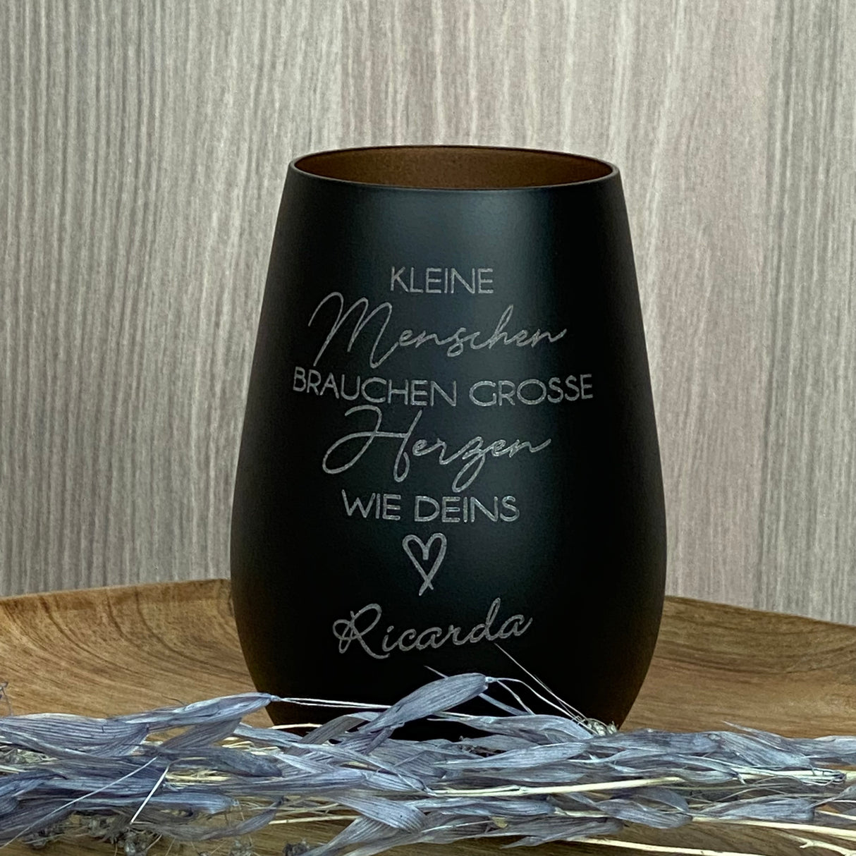 Personalisierbares Deko Light „Kleine Menschen“ – Abschiedsgeschenk für Erzieher und Erzieherinnen.
Windlicht mit liebevoller Lasergravur, ideal zum Danke sagen in Kita, Kindergarten oder Hort.
Hervorragendes Geschenk zum Jahresende, Abschied oder besonderen Anlass.
Zeigt Anerkennung, Wertschätzung und Dankbarkeit für die Arbeit mit Kindern.
Individuell personalisierbar für ein einzigartiges und emotionales Präsent.