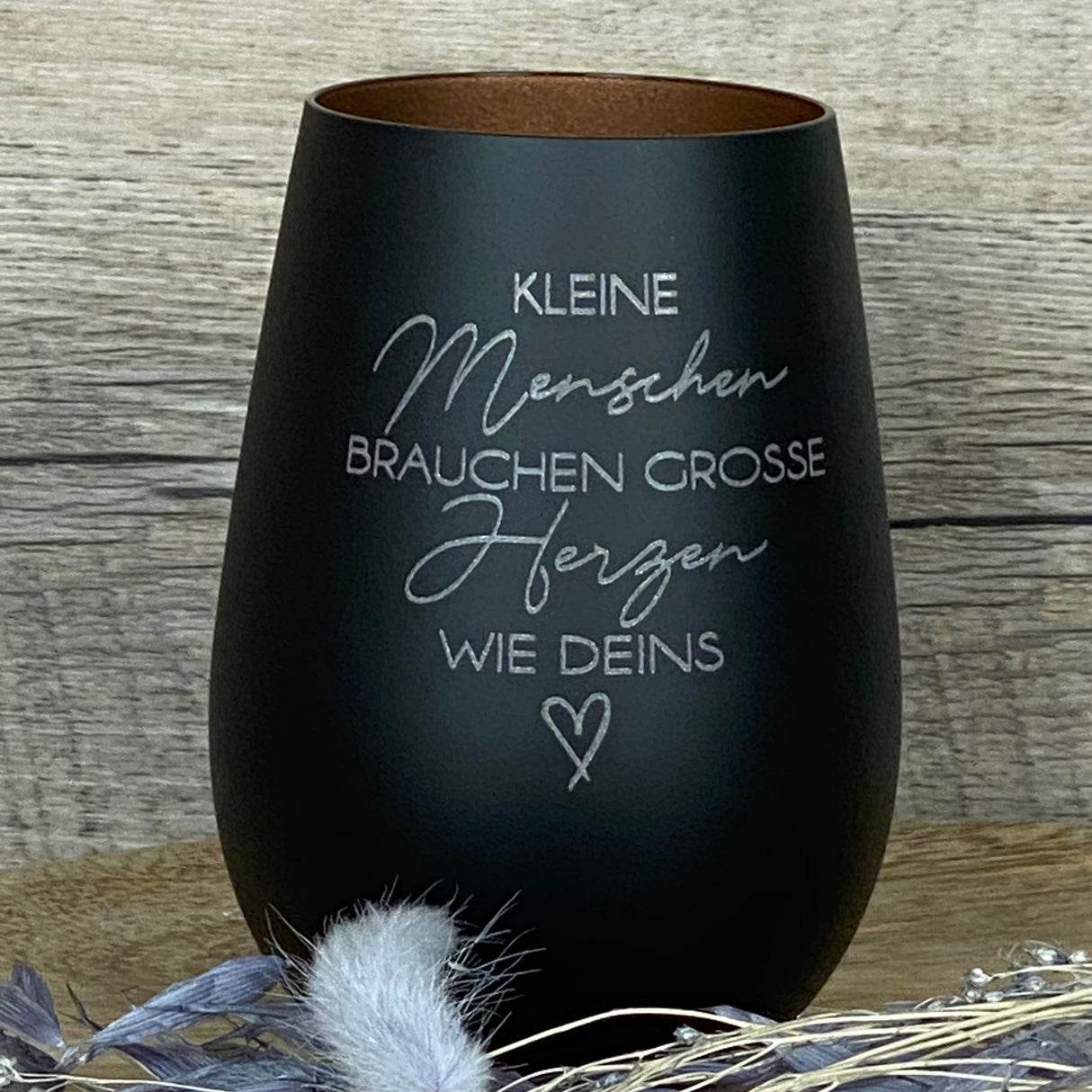 Personalisierbares Deko Light „Kleine Menschen“ – Abschiedsgeschenk für Erzieher und Erzieherinnen.
Windlicht mit liebevoller Lasergravur, ideal zum Danke sagen in Kita, Kindergarten oder Hort.
Hervorragendes Geschenk zum Jahresende, Abschied oder besonderen Anlass.
Zeigt Anerkennung, Wertschätzung und Dankbarkeit für die Arbeit mit Kindern.
Individuell personalisierbar für ein einzigartiges und emotionales Präsent.